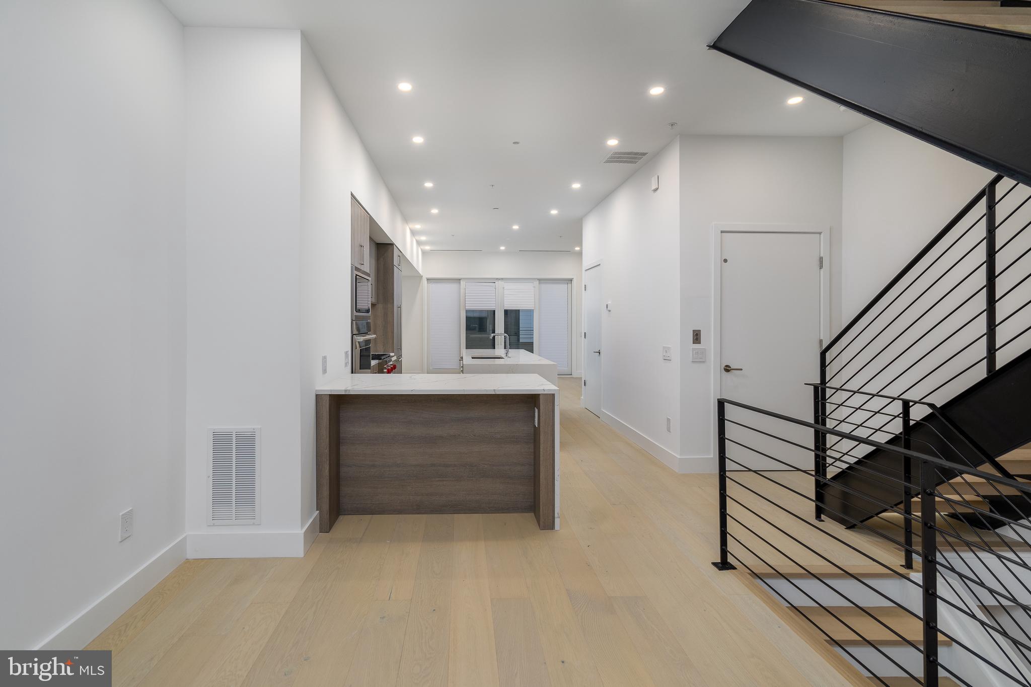 LOGAN SQUARE - Residential