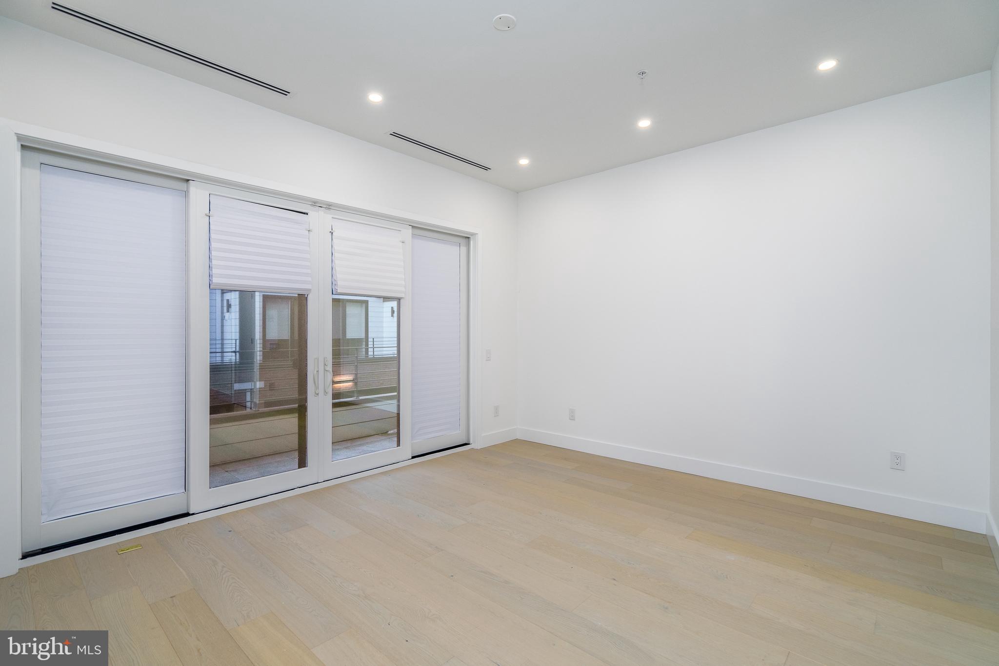 LOGAN SQUARE - Residential