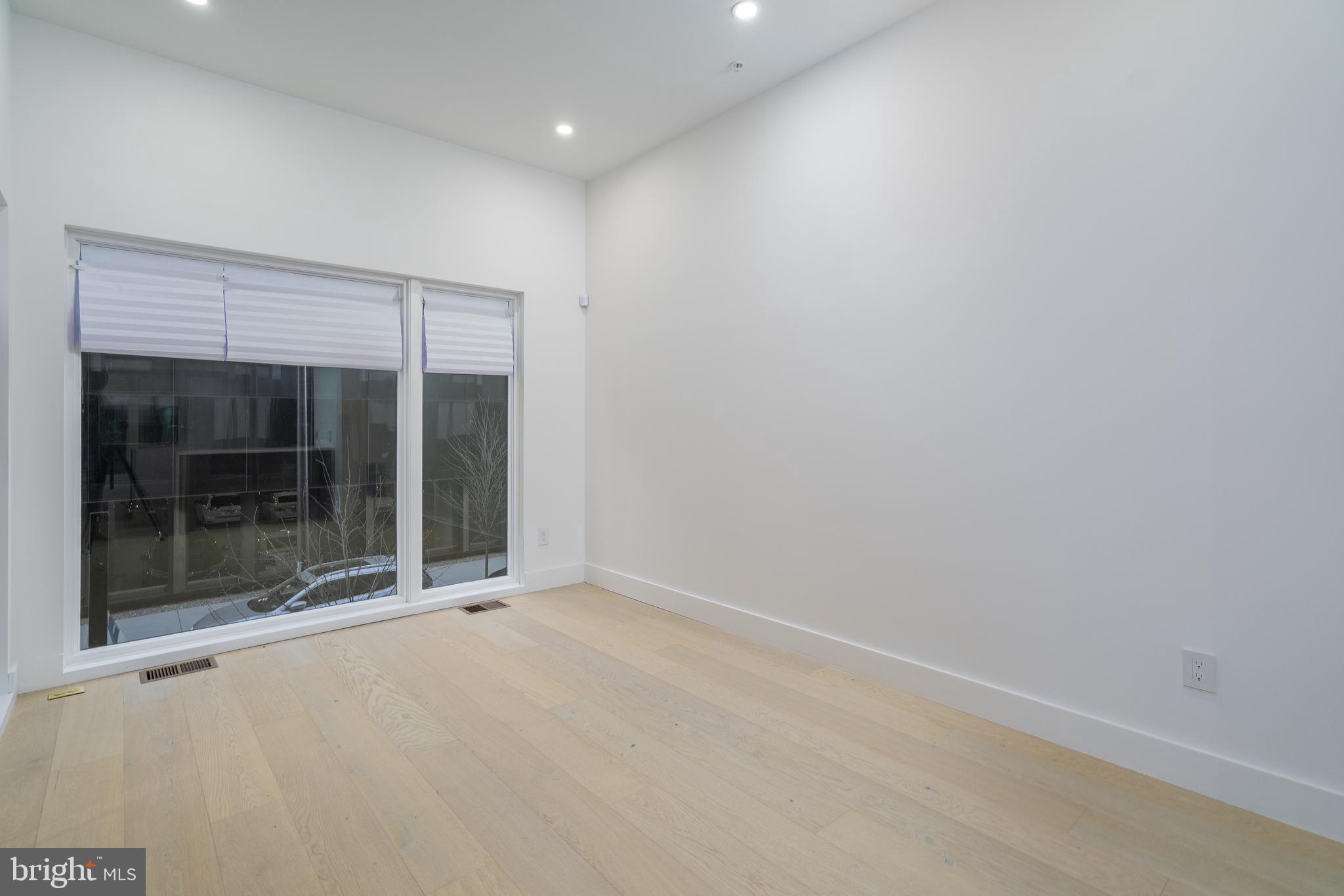 LOGAN SQUARE - Residential