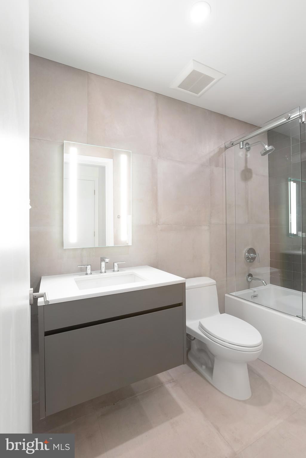 LOGAN SQUARE - Residential