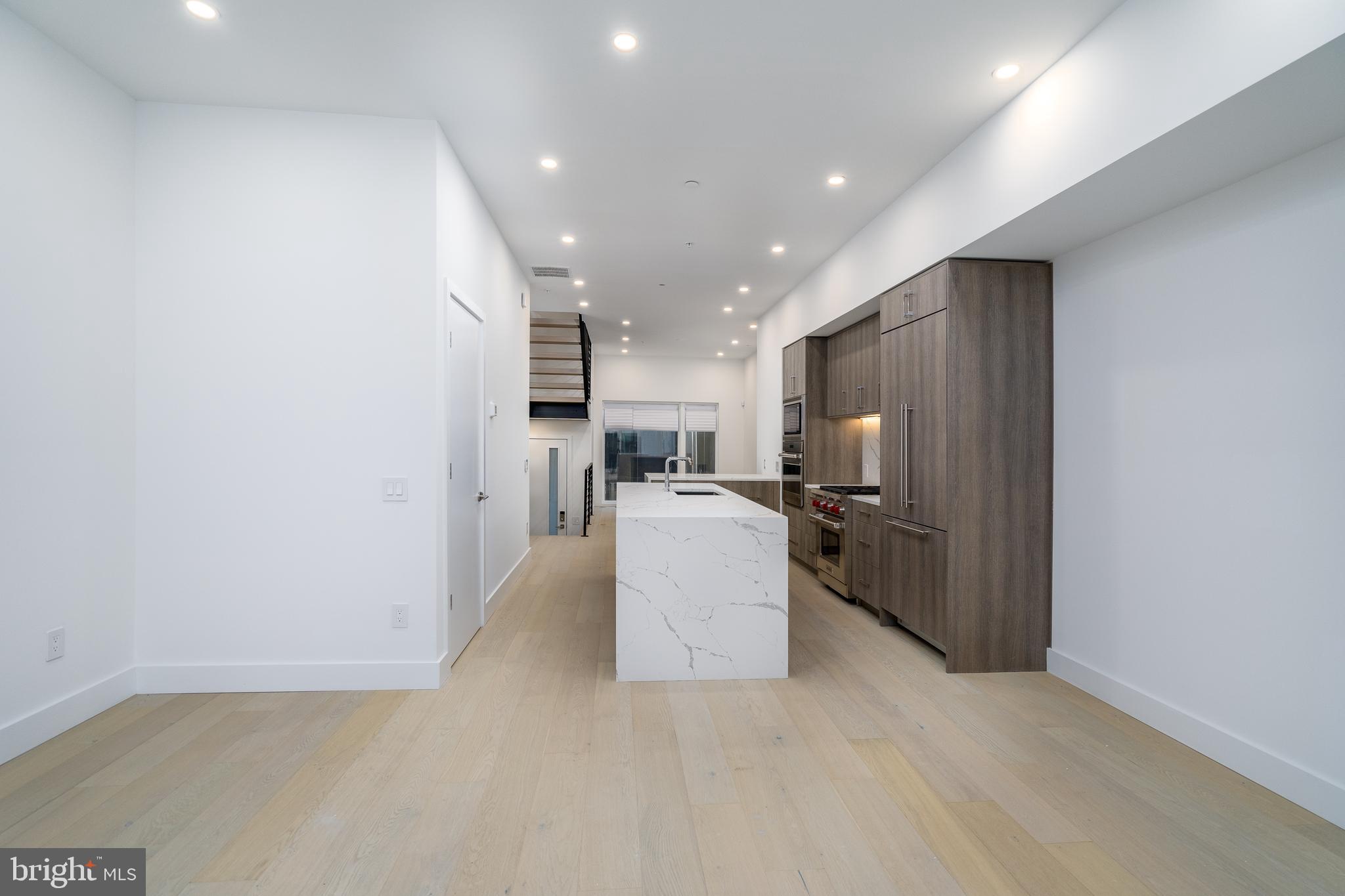 LOGAN SQUARE - Residential