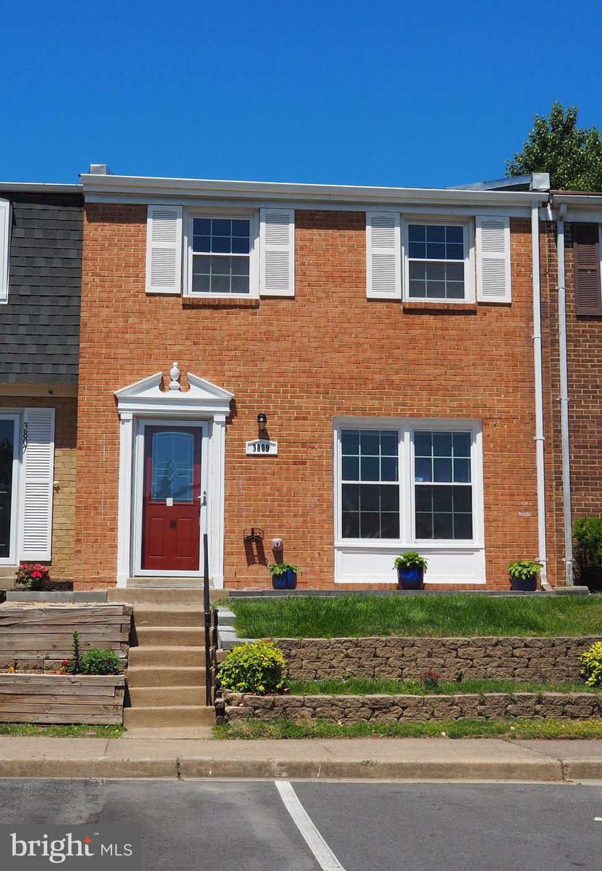 **** "coming soon" ****...........   Beautiful townhouse!!!
Renovated townhouse, new AC & Heating system in April 2024. The Roof change in  Marzo. 2023.
Renovated the bathroom in August 2025. Installed a new fan in the living room and the 3 rooms upstairs in March 2026. Extra room downstairs in between the dining room & the living room. 
New dishwasher '2026. Almost news: The clothes washer & The clothes dryer '2020.
Freshly painted the entire property. in '2026. Renovated storage.  She'd   March 2026. 
Renovated beautiful & spacious patio in  April. 2026. 
Ready for a new owner. Great starter Home.