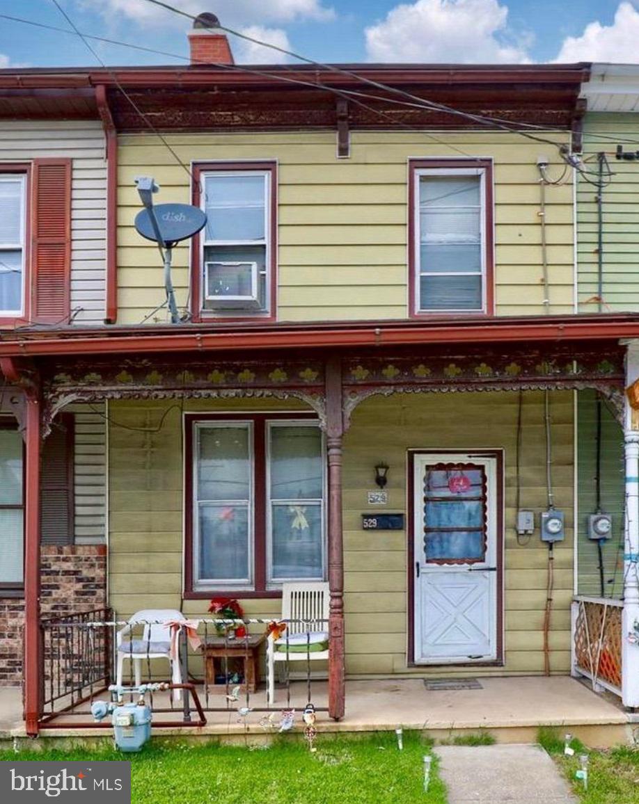 Great property to add to your rental portfolio, as it is currently rented to long term tenants already. This well kept home has a nice deep yard that is fenced. Updates have been done to the home, such as some new windows.