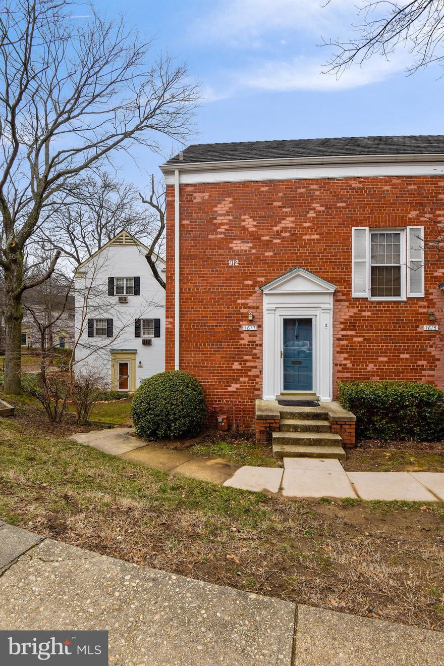 Light filled 1 bedroom condo at Parkfairfax is available for a short term lease-6 months. Updated kitchen, washer/dryer in unit.  Fantastic location!