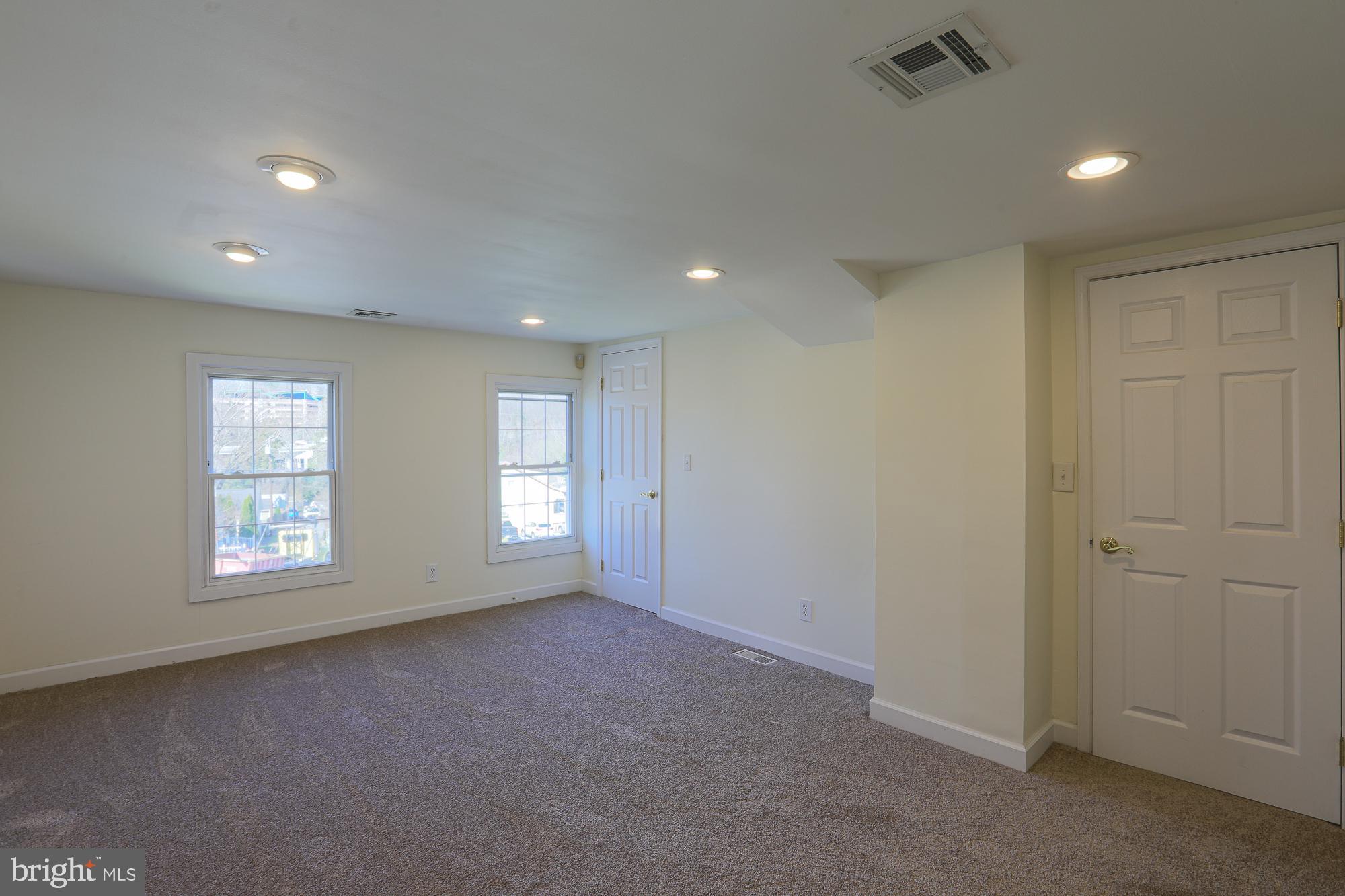 MOUNT WASHINGTON - Commercial Sale