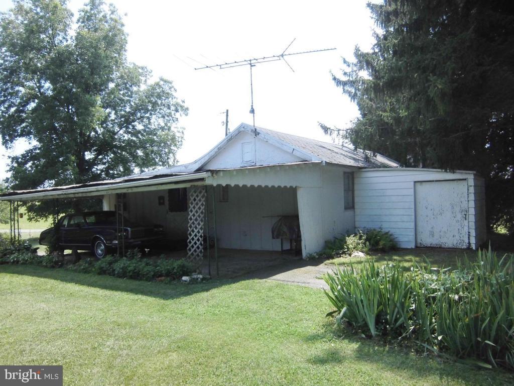 http://www.LancasterOpenHouses.com/Quiet location within minutes of Quarryville. Property overlooks farm ground. Cash offers only, selling ''as-is''.