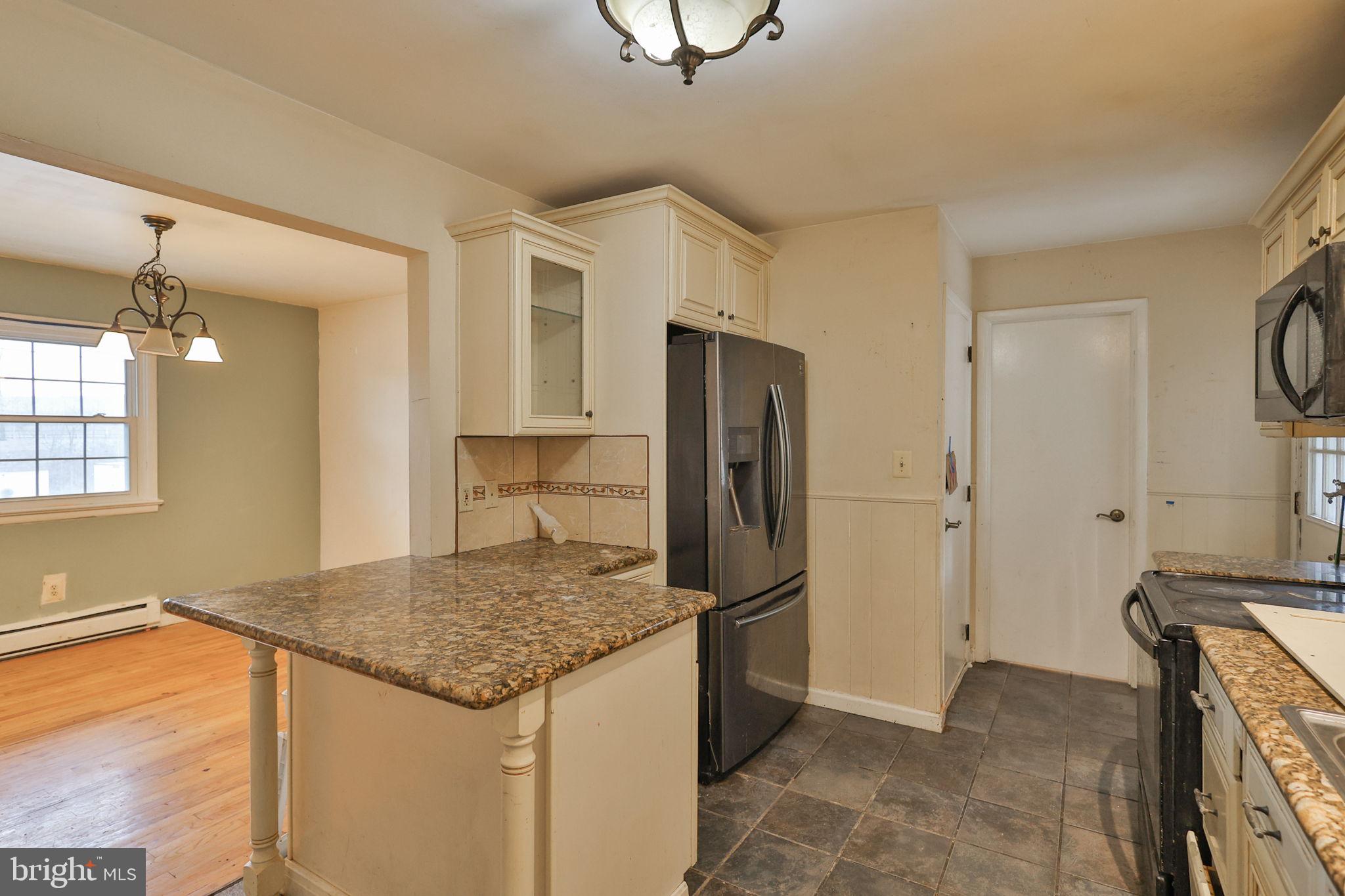 COUNTRY HEIGHTS - Residential