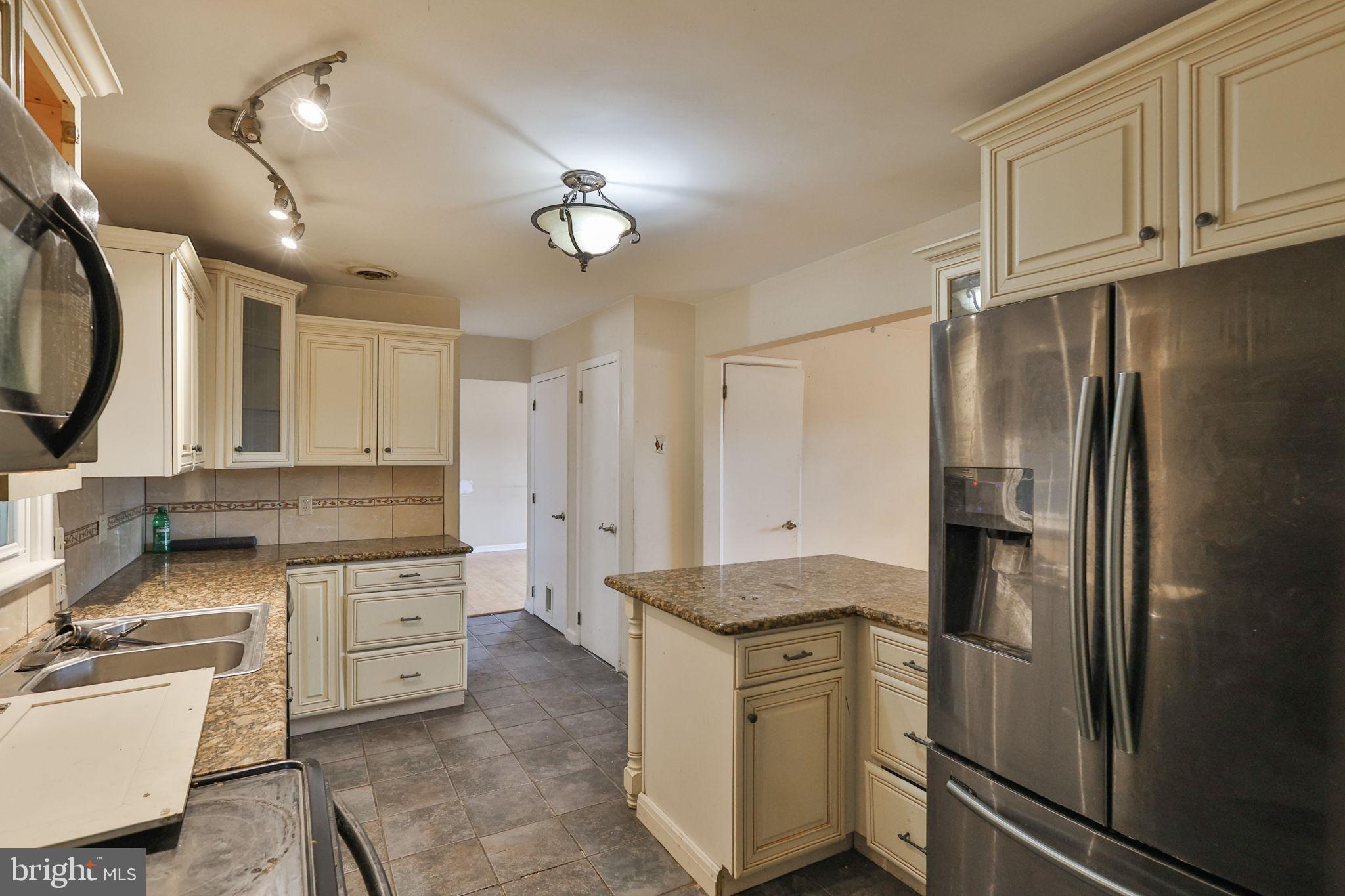 COUNTRY HEIGHTS - Residential