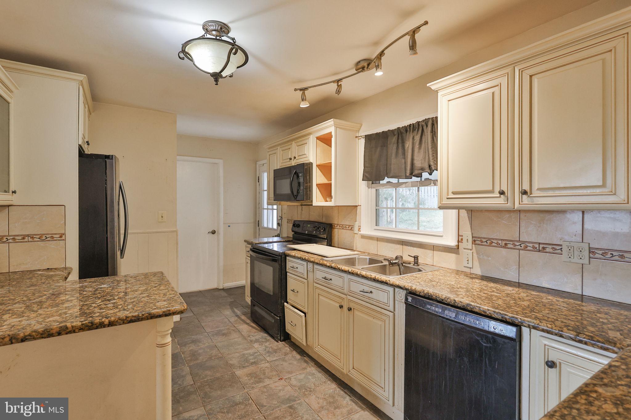 COUNTRY HEIGHTS - Residential