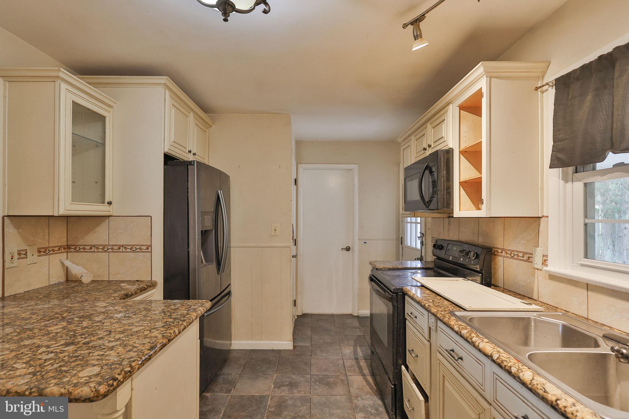 COUNTRY HEIGHTS - Residential