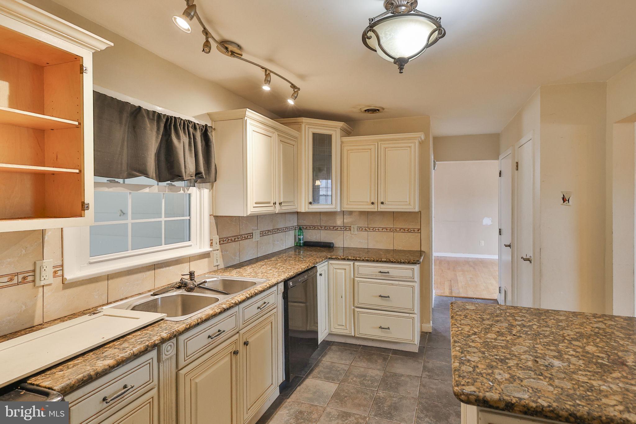 COUNTRY HEIGHTS - Residential