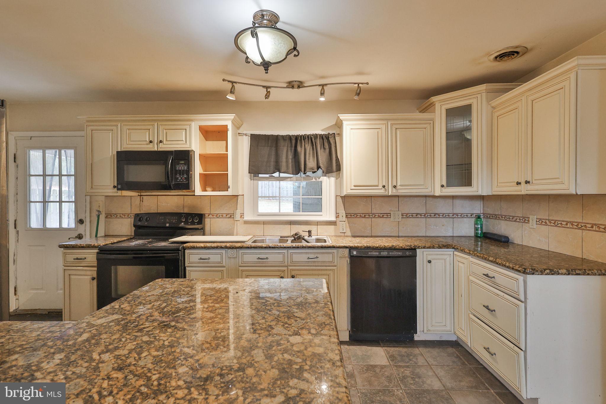 COUNTRY HEIGHTS - Residential