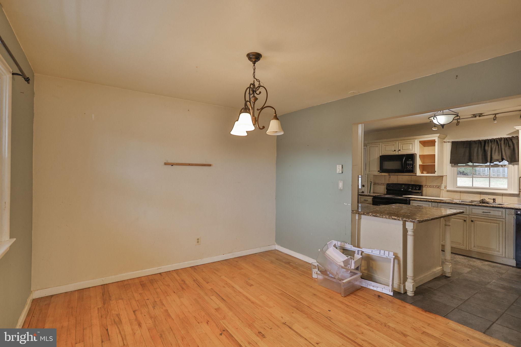 COUNTRY HEIGHTS - Residential