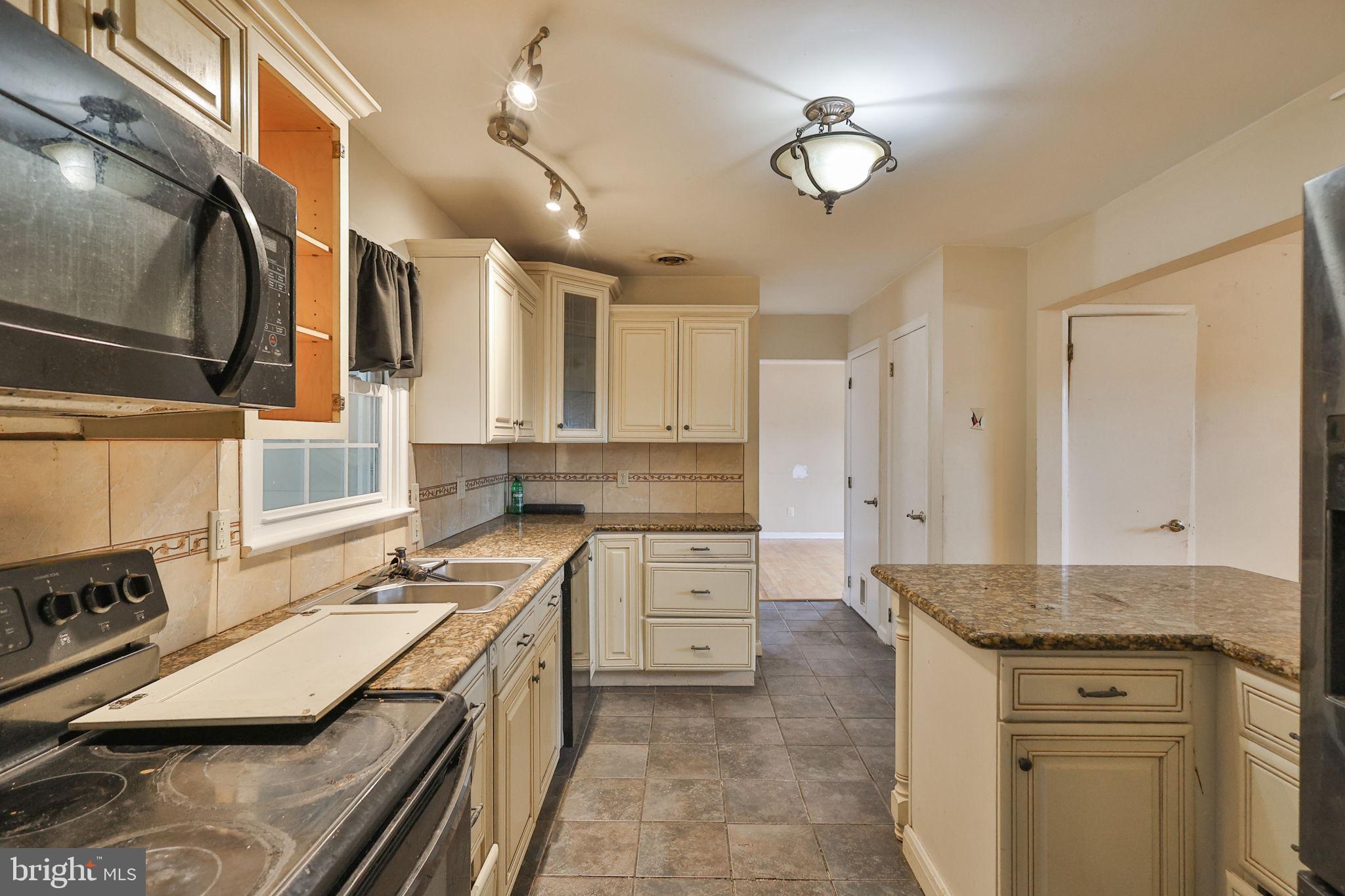 COUNTRY HEIGHTS - Residential