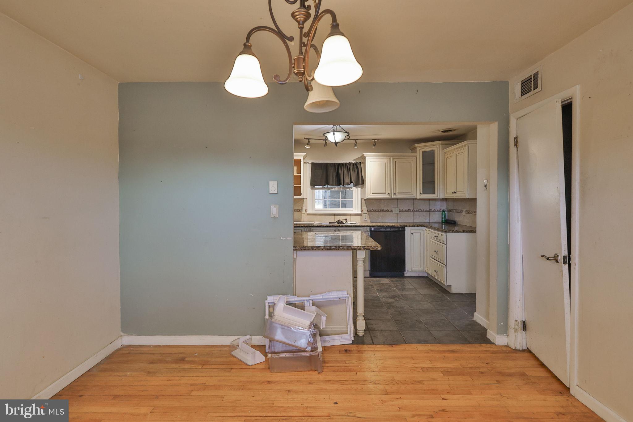 COUNTRY HEIGHTS - Residential