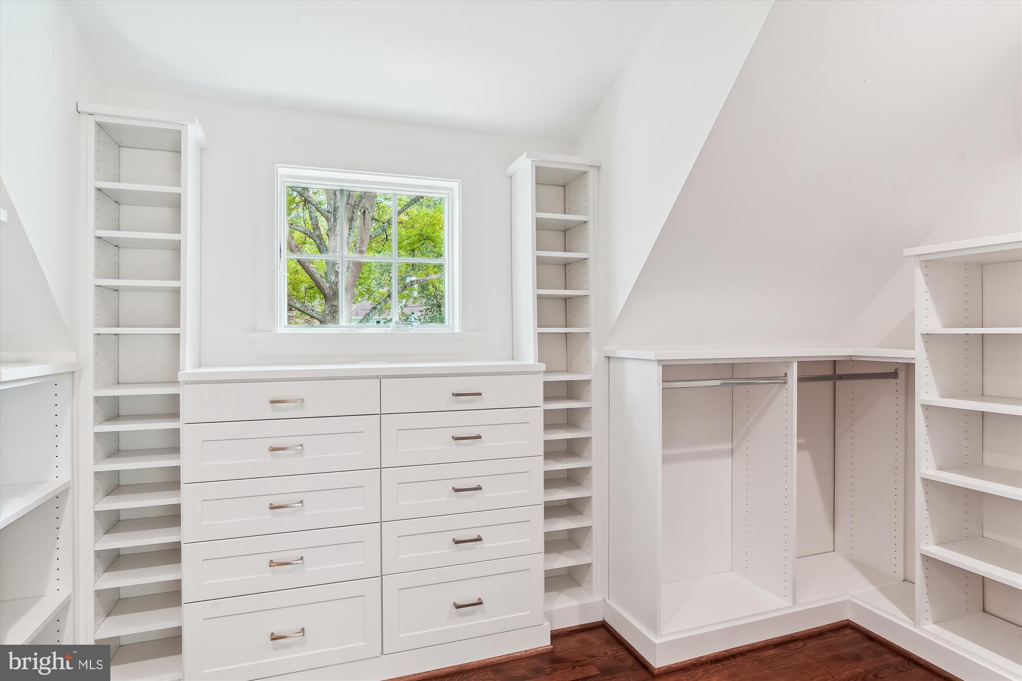 BRADLEY HILLS GROVE - Residential