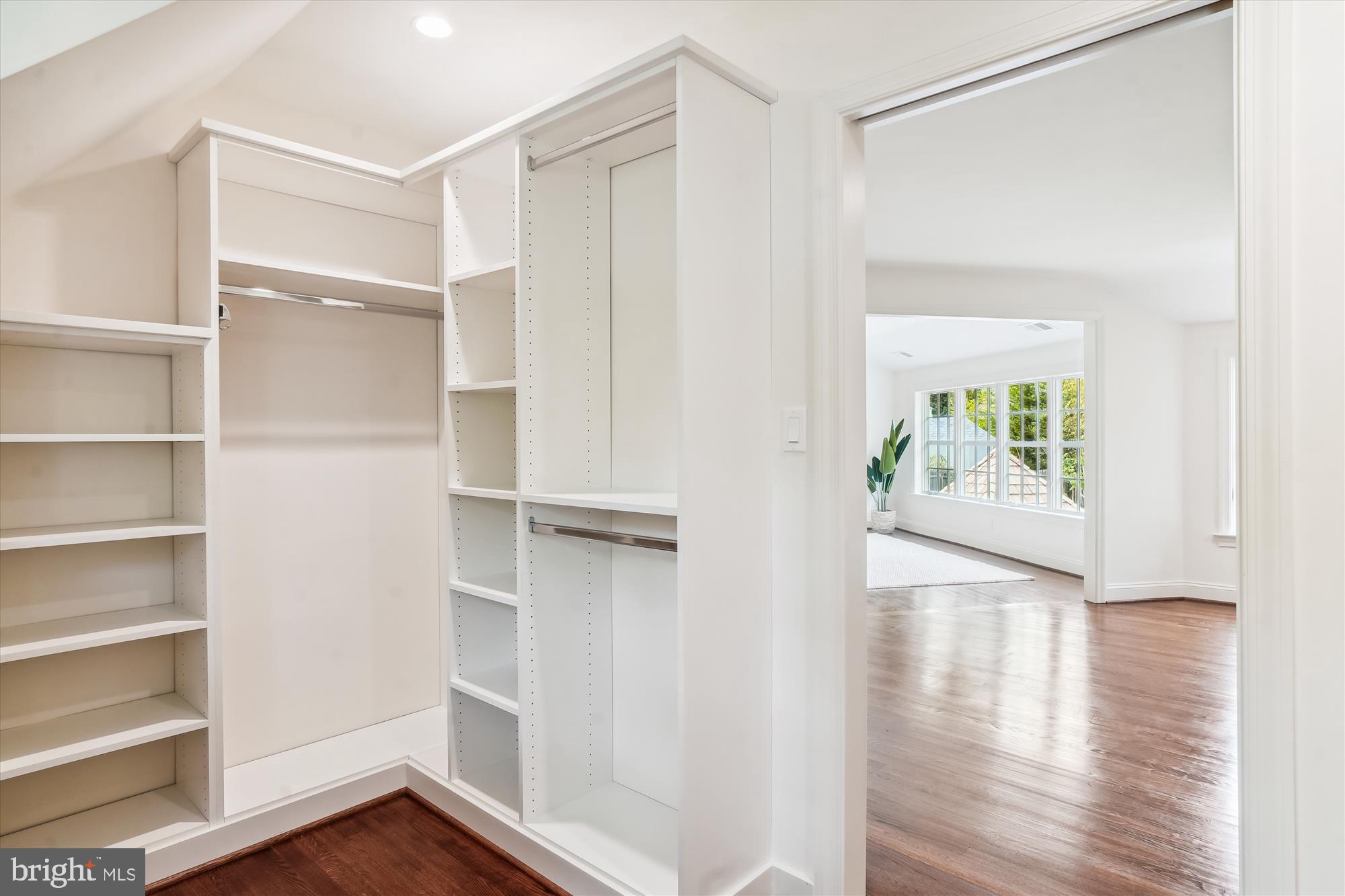 BRADLEY HILLS GROVE - Residential