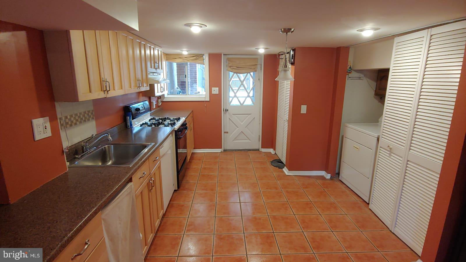 GREEKTOWN - Residential Lease