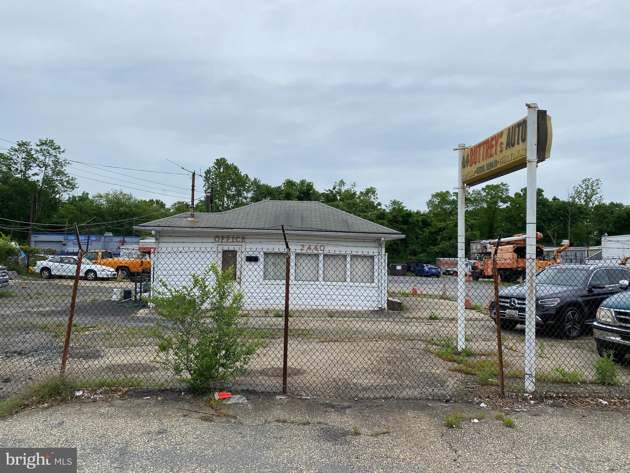 Main image without alt text