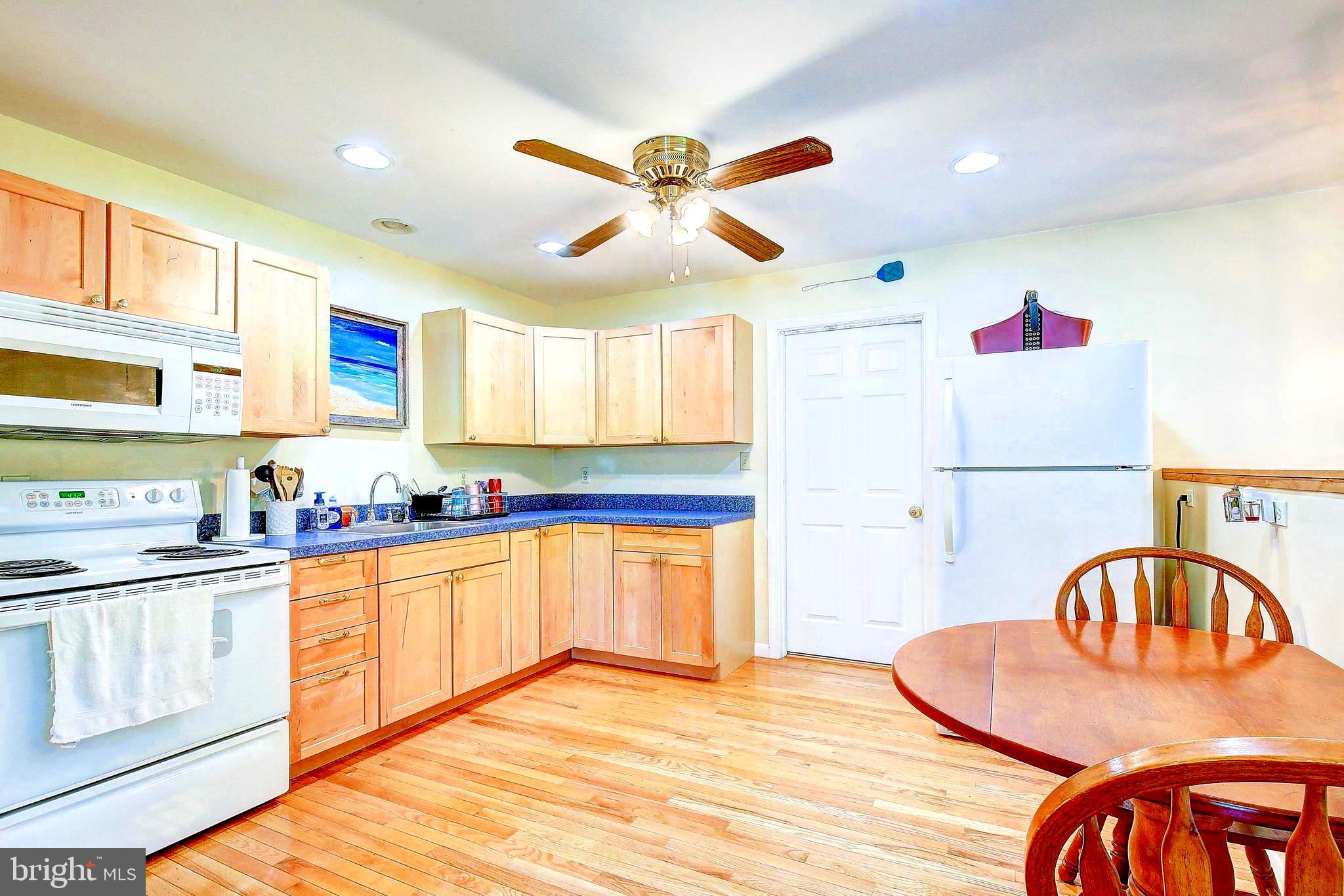 ROLLING HILLS - Residential