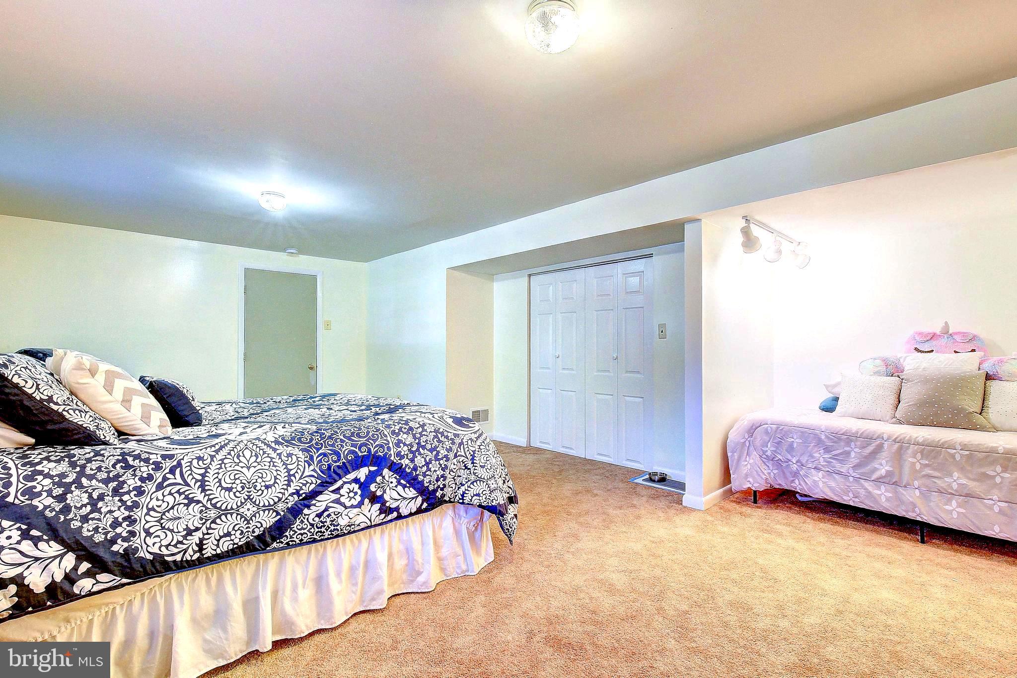 ROLLING HILLS - Residential