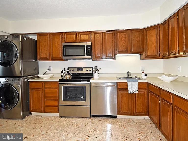 SKYLINE HOUSE - Residential Lease