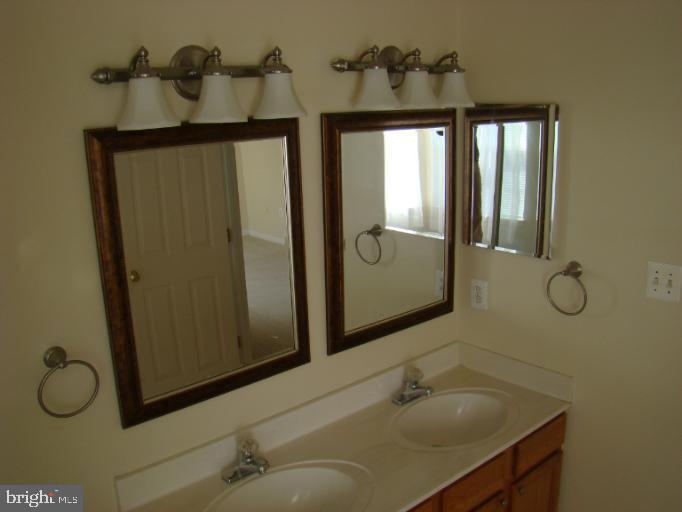 SIGNATURE AT BROADLANDS - Residential Lease