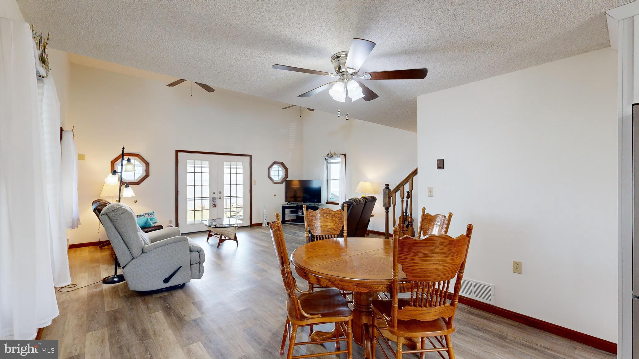 WOODLAND BEACH - Residential