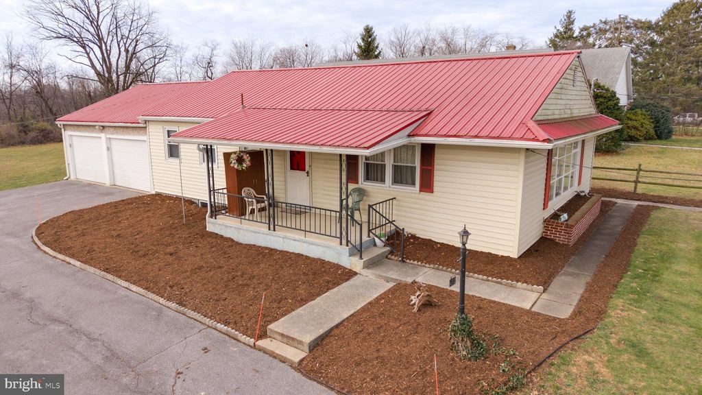 Photo of 612 Lindia Dr, CHAMBERSBURG, PA 17202 (MLS # PAFL2031304)