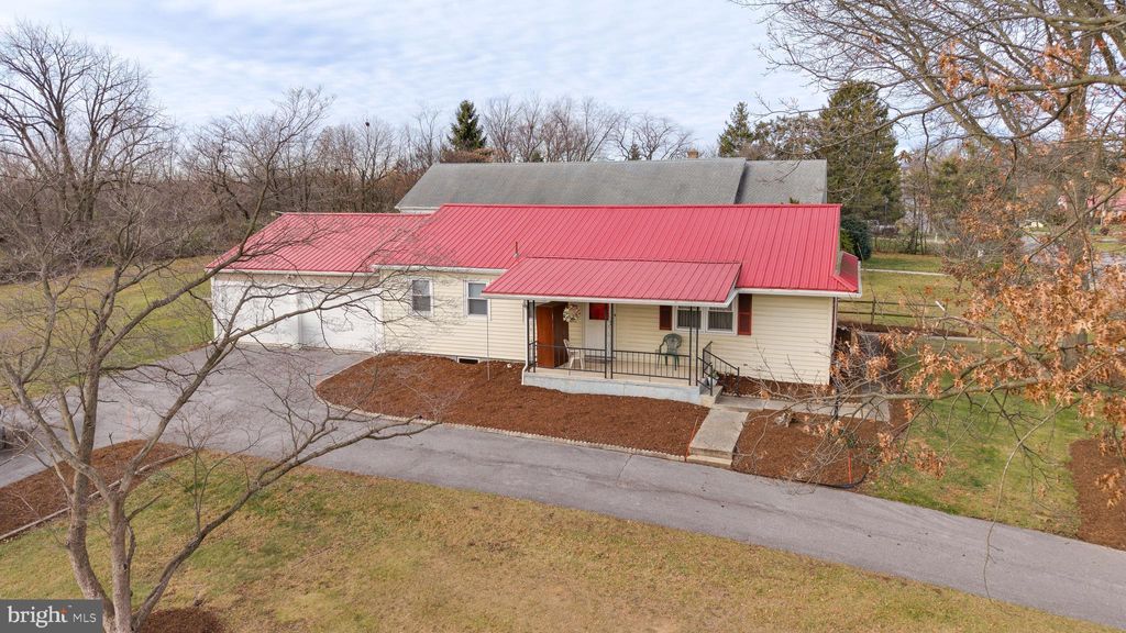 Photo of 612 Lindia Dr, CHAMBERSBURG, PA 17202 (MLS # PAFL2031304)