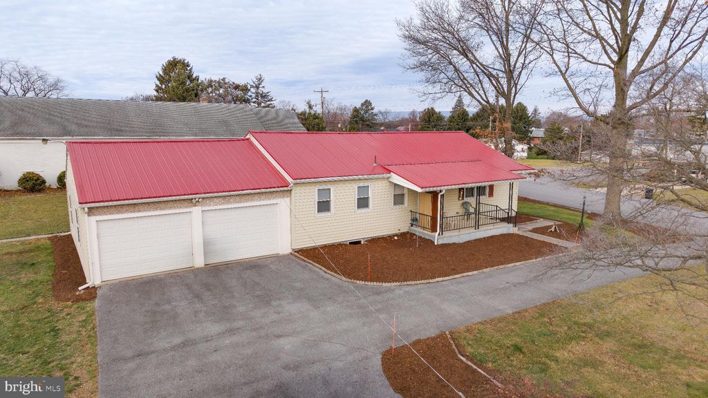 Photo of 612 Lindia Dr, CHAMBERSBURG, PA 17202 (MLS # PAFL2031304)