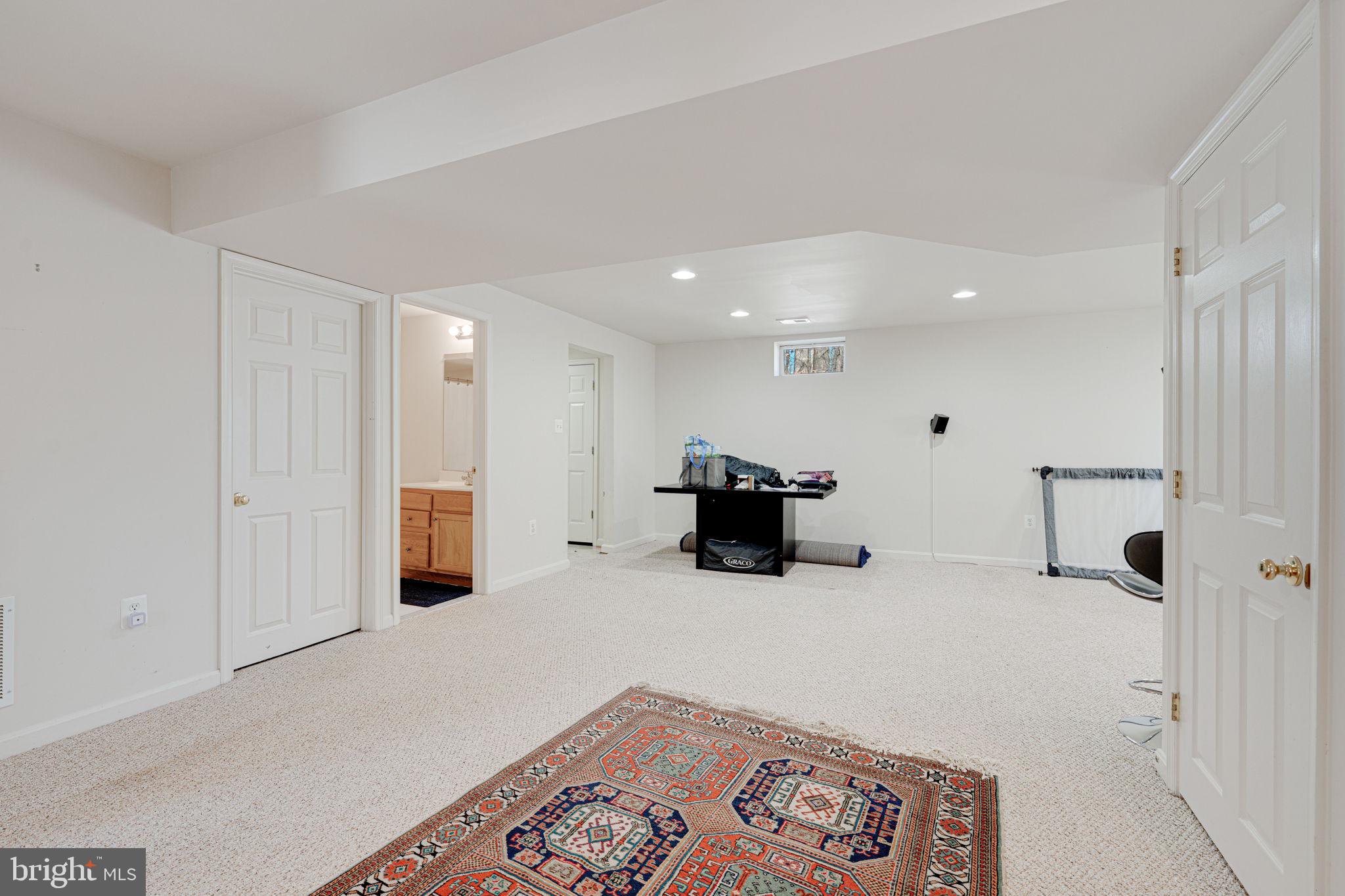 BROAD RUN OAKS - Residential