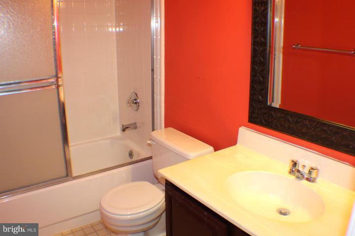 THE OAKTON - Residential Lease