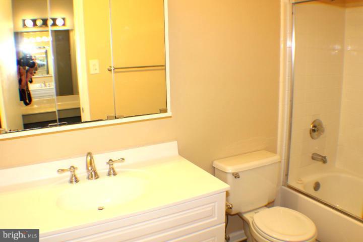 THE OAKTON - Residential Lease