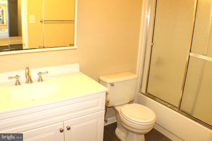 THE OAKTON - Residential Lease