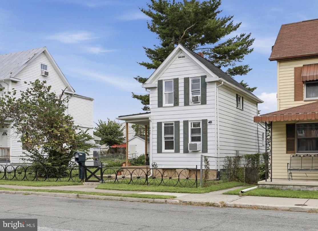 842 SPRUCE STREET