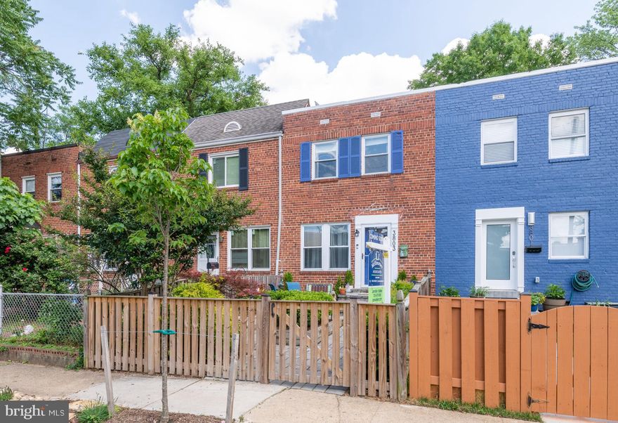 Spacious, updated 2 level, 3 bedroom 2 bathroom Alexandria townhouse. Main level completely open for easy everyday living or entertaining in style. Great cul-de-sac location. Brick paved patio, fenced rear parking pad. Backs to 4 Mile Run Park. Walk to Del Ray and Potomac Yard! Welcome Home! HVAC/Compressor 2014, Roof 2014, Solar panels 2014 (owned)Kitchen and Baths all updated.