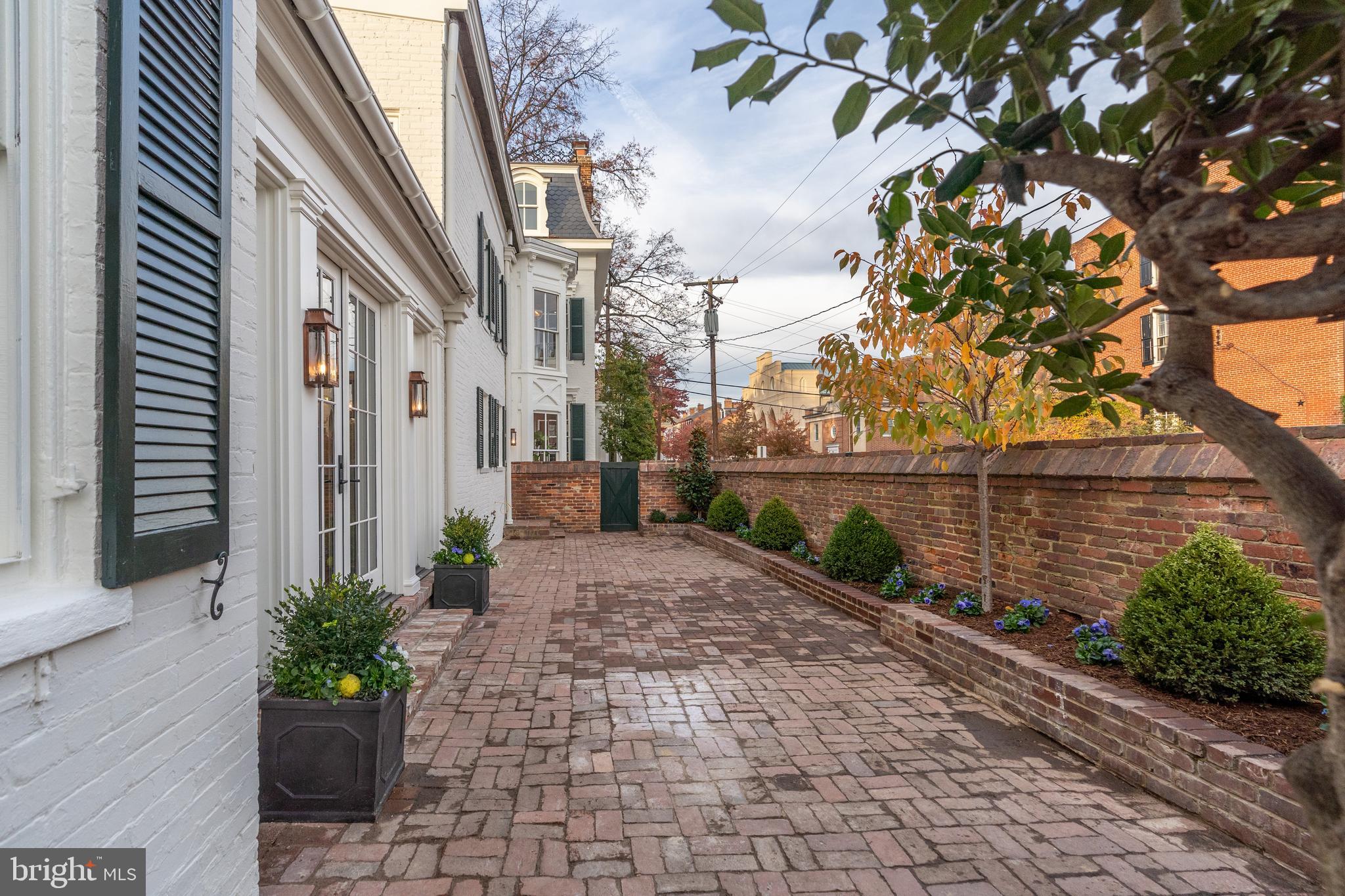 OLD TOWN ALEXANDRIA - Residential