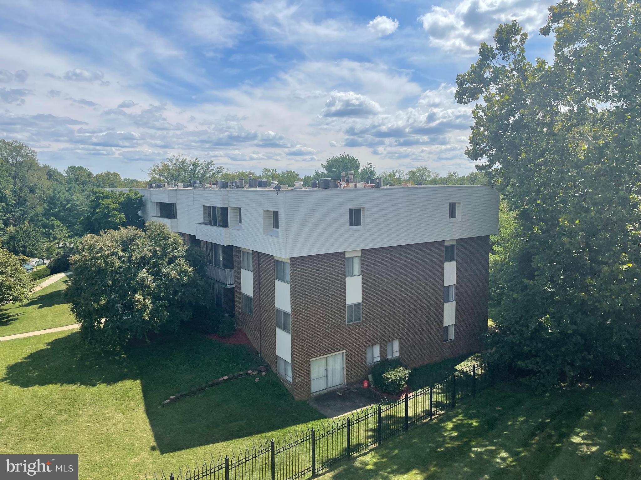 TREETOP CONDO - Residential