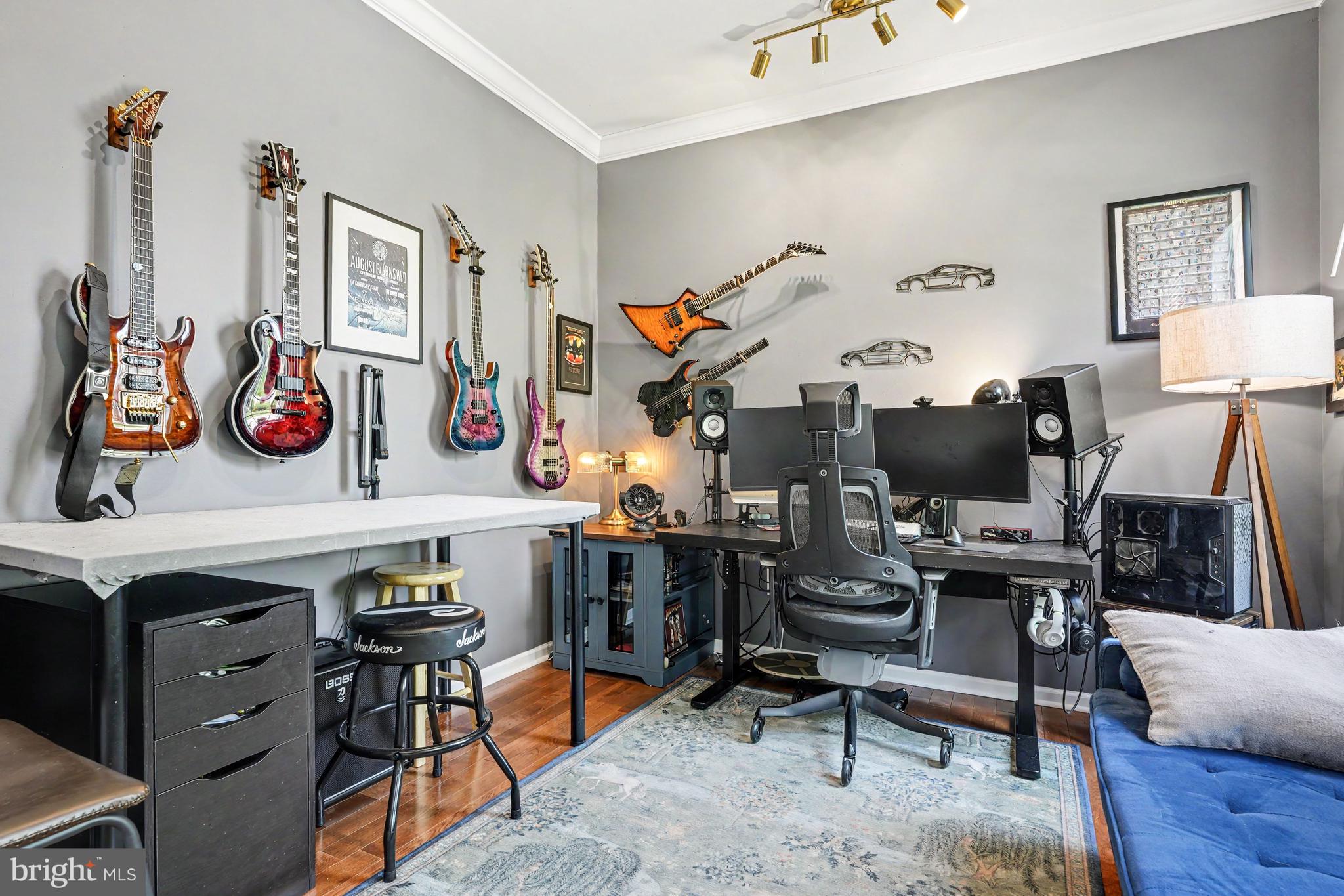 HAWTHORNE LANE - Residential