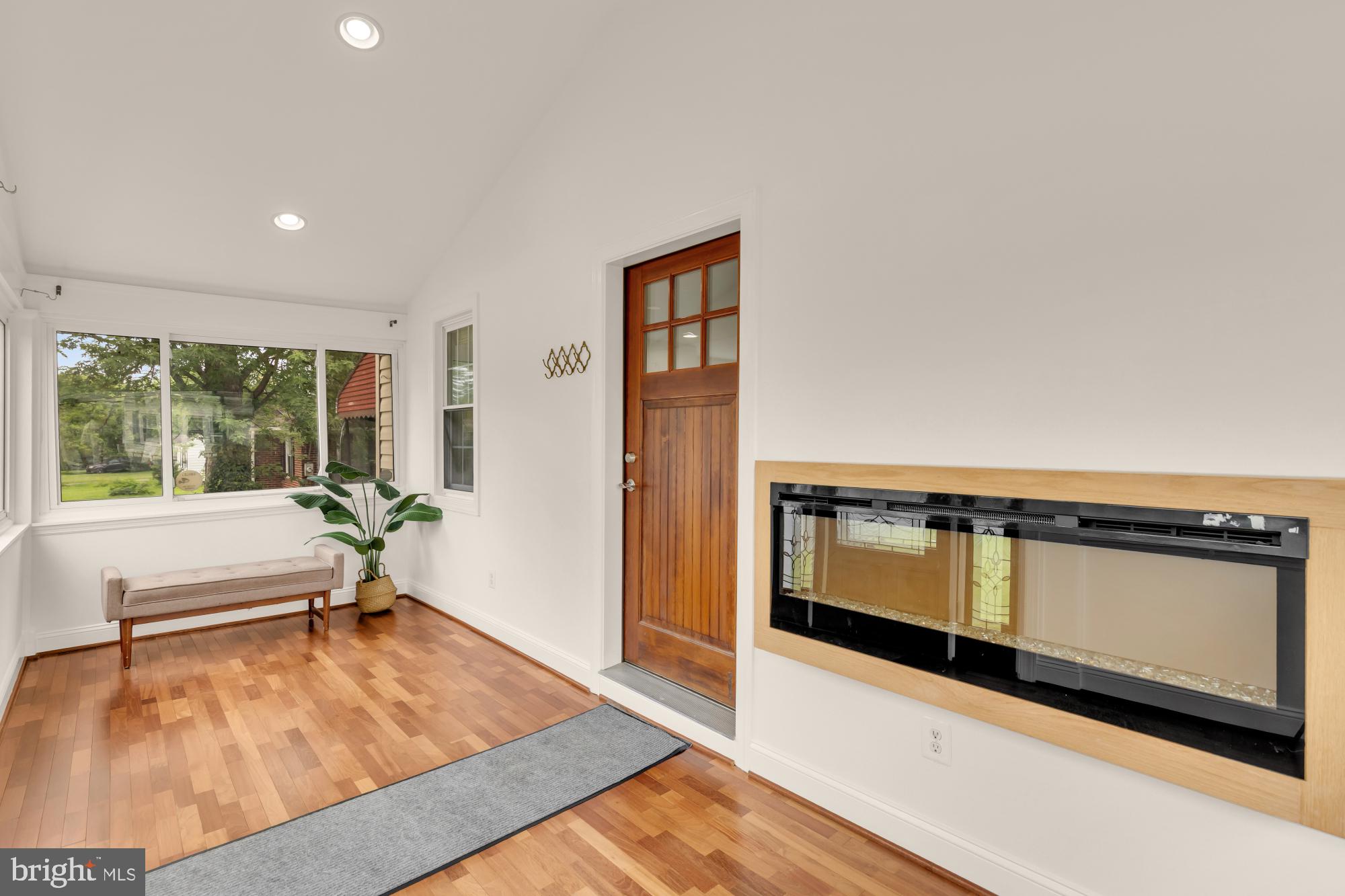 8604 WOODLAWN COURT