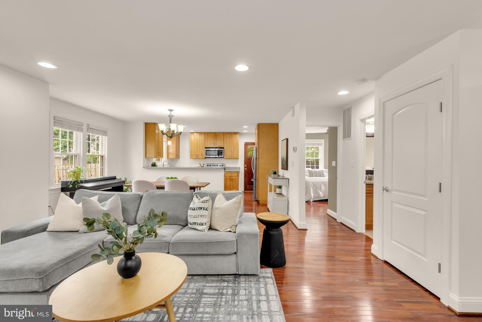 8604 WOODLAWN COURT