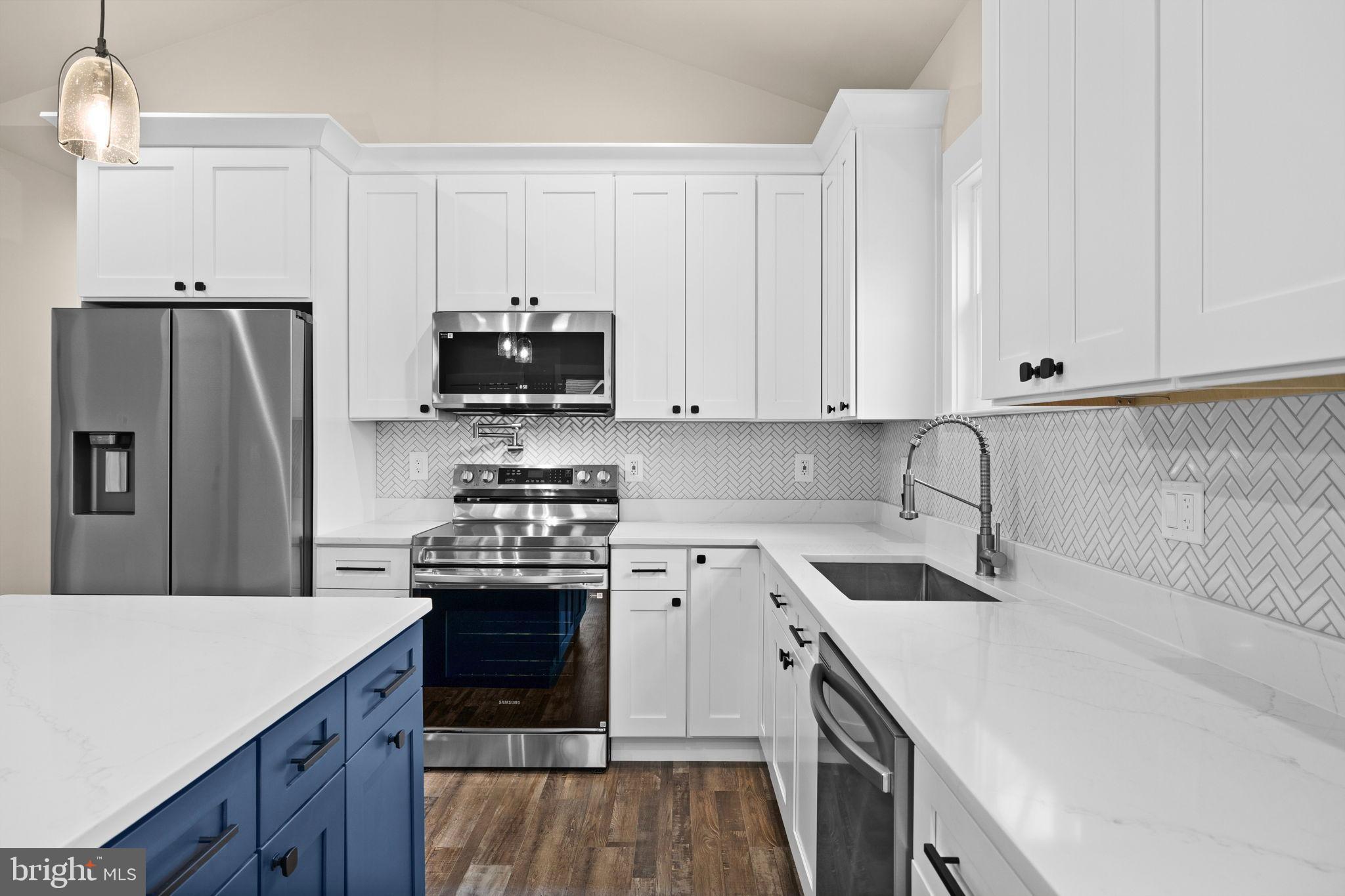 COLONIAL BEACH - Residential