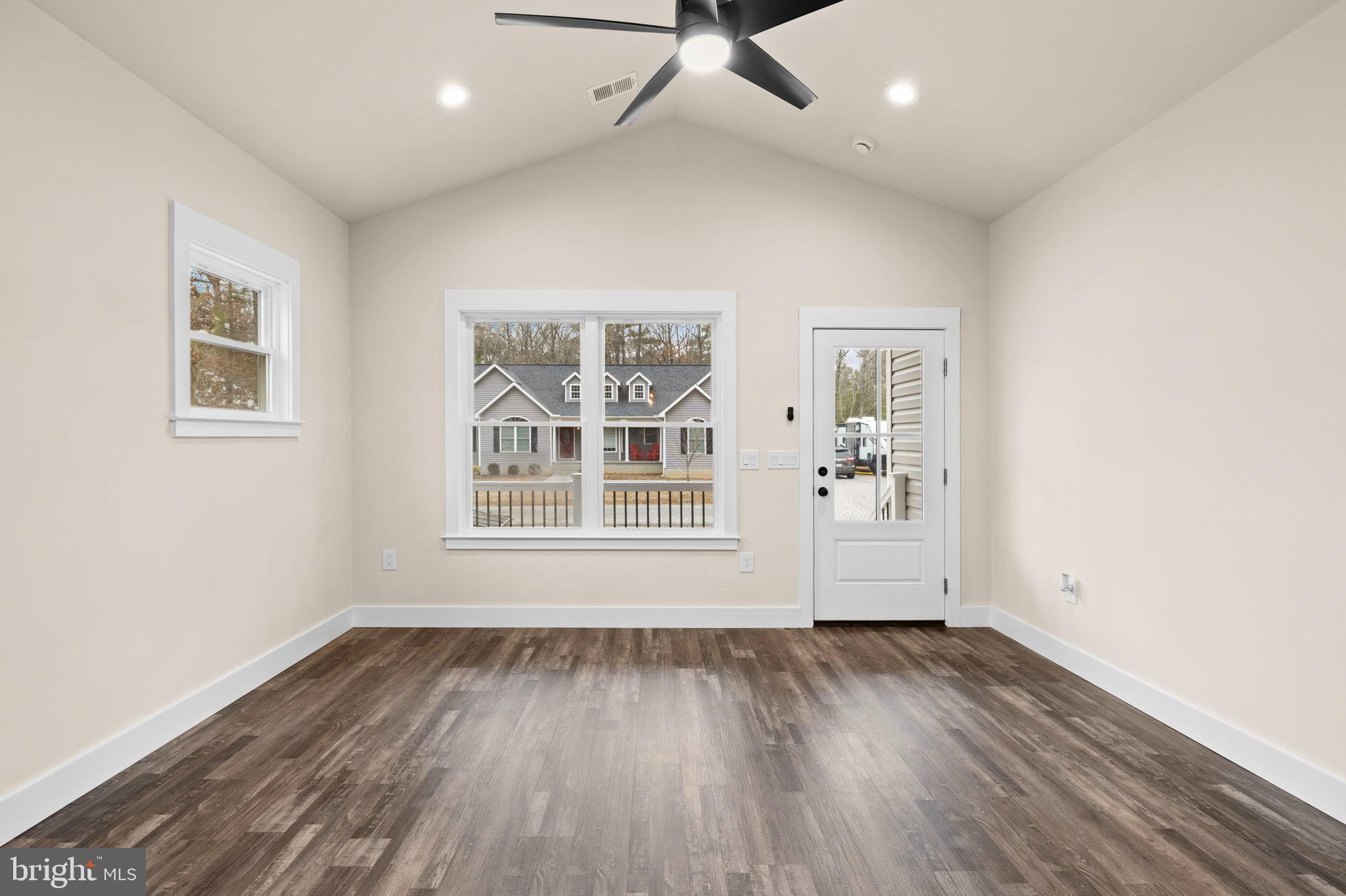 COLONIAL BEACH - Residential