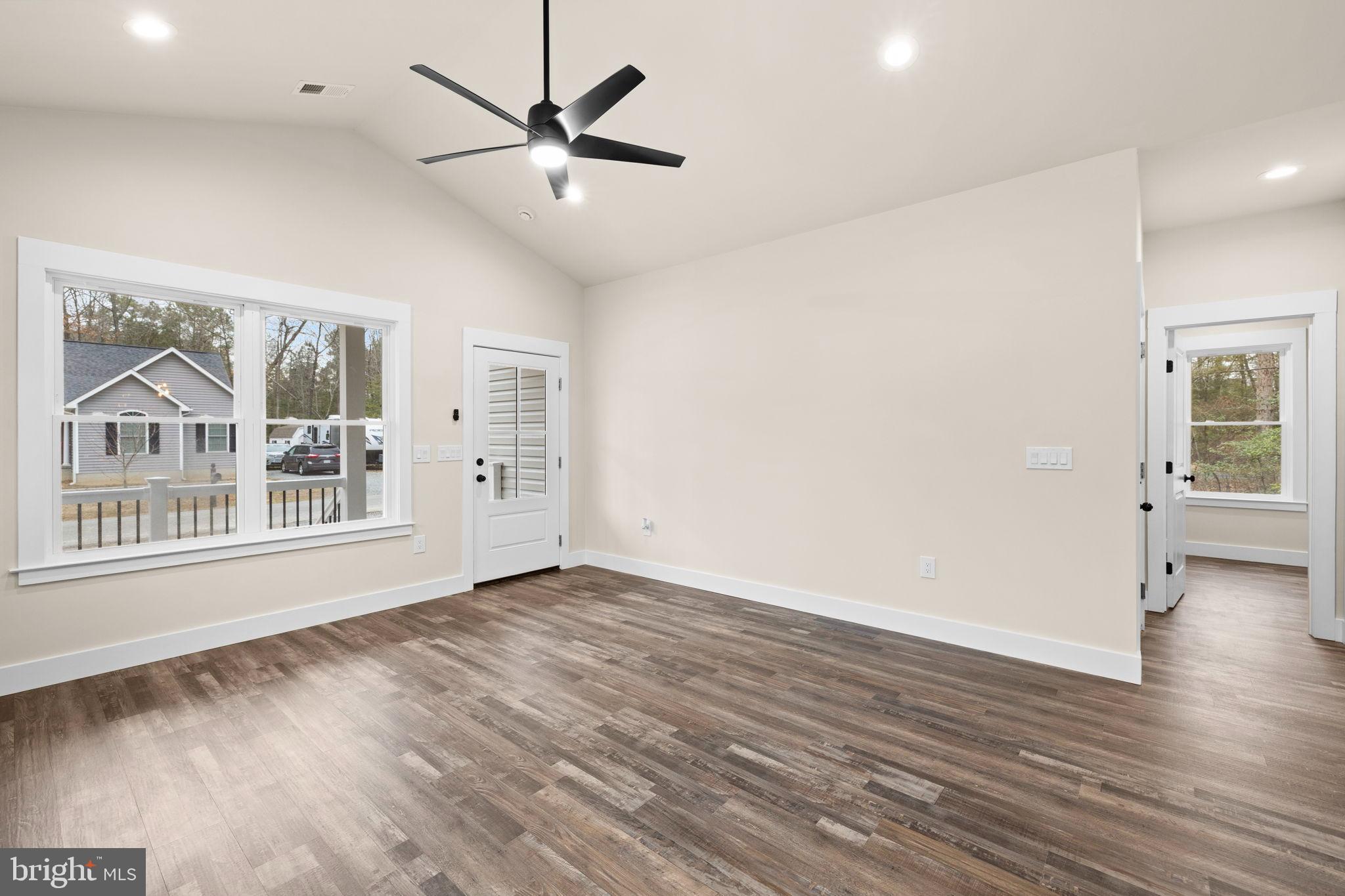 COLONIAL BEACH - Residential