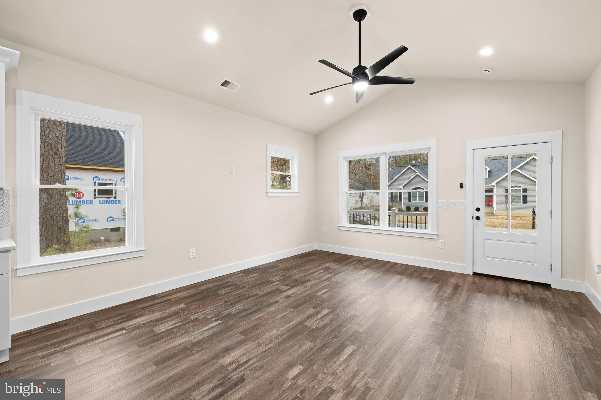 COLONIAL BEACH - Residential