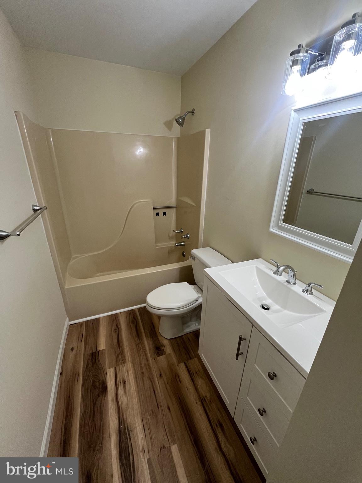 VILLAGE HOLLOW - Residential