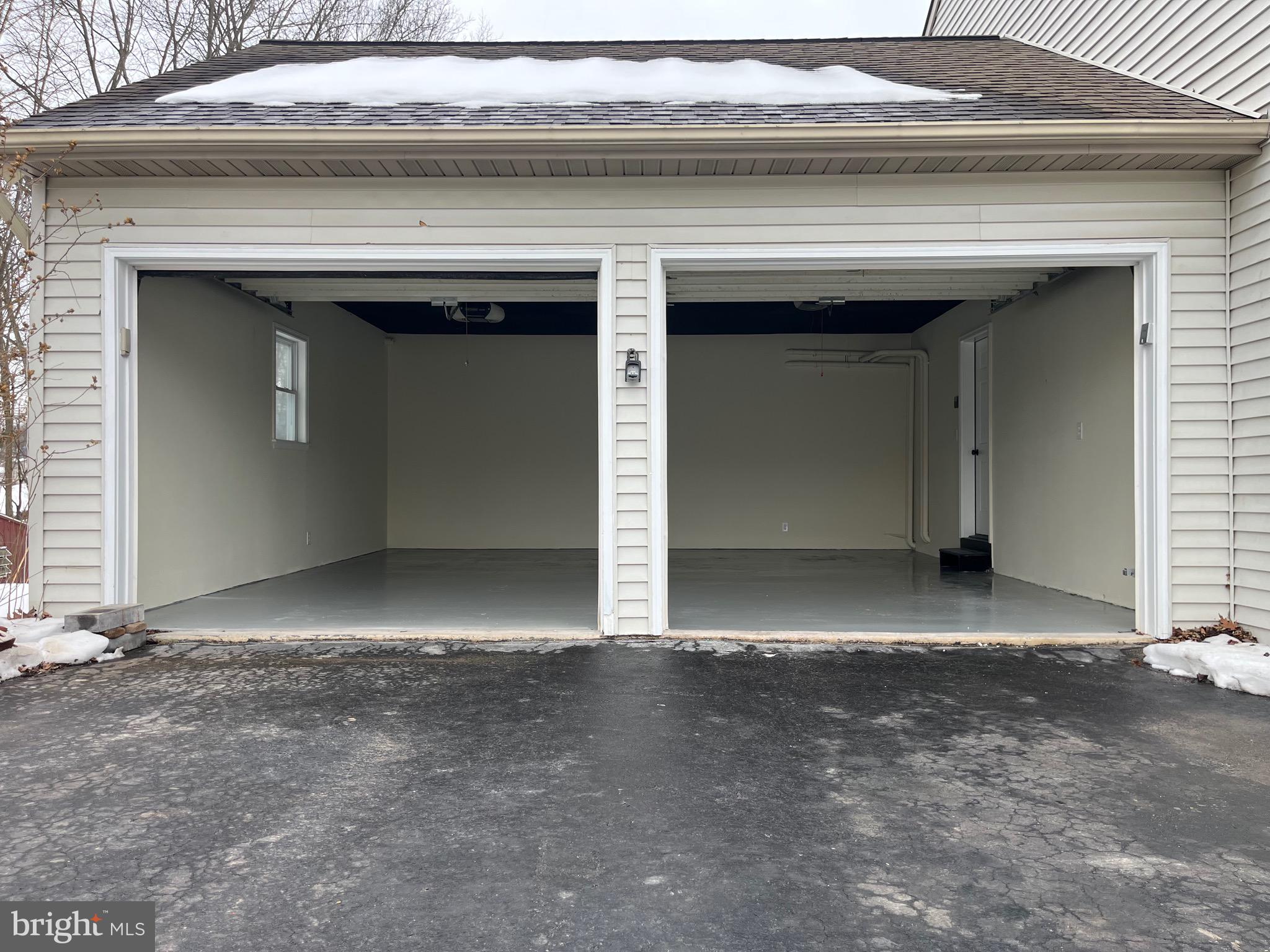 VILLAGE HOLLOW - Residential