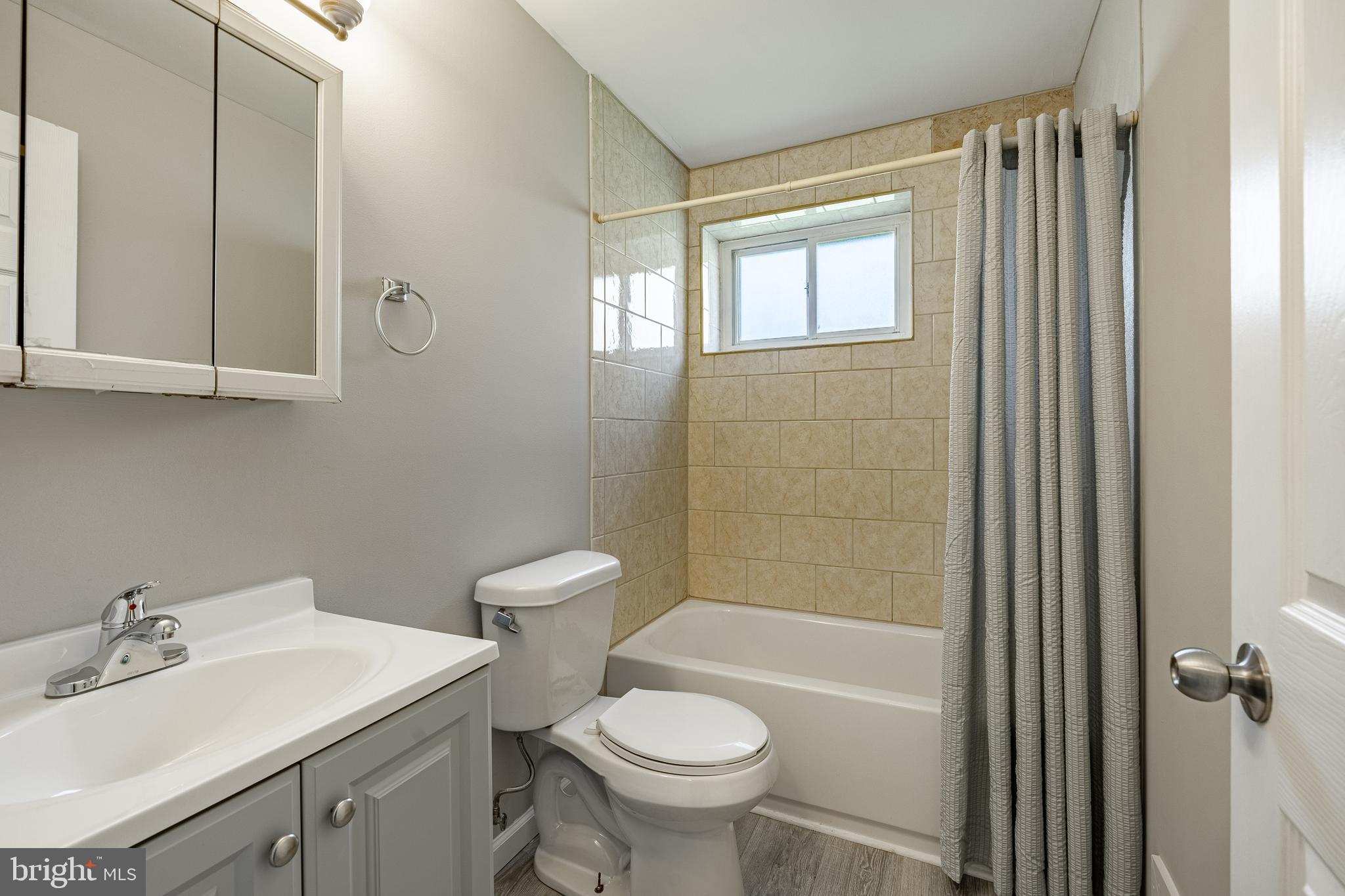 335 E LANCASTER AVENUE E4