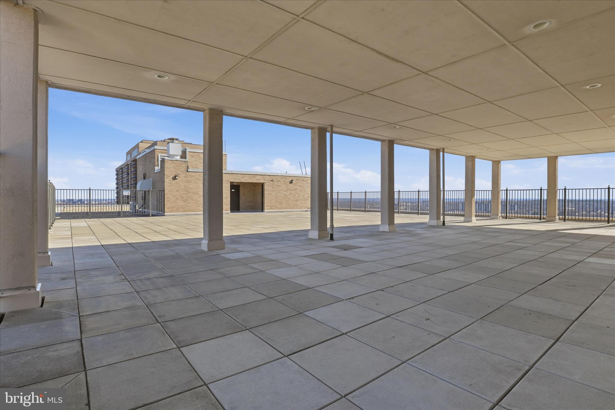 SKYLINE HOUSE - Residential